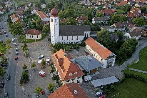Rathaus mit Kirche von oben